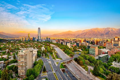 Panorama Santiago de Chile z Costanera Center i Andami w tle.