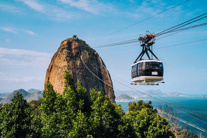 Kolejka linowa na tle Głowy Cukru w Rio de Janeiro.