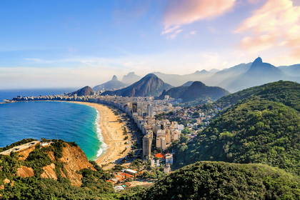 Panorama Rio de Janeiro: plaża Copacabana i góra Corcovado.