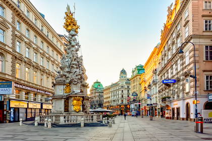 Ulica Graben w Wiedniu o poranku. Po lewej stronie widać barokową Kolumnę Morową (Pestsäule).