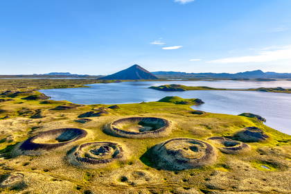 Widok z lotu ptaka na zielone pseudokratery Skútustaðagígar nad jeziorem Mývatn w Islandii.