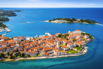 Widok z lotu ptaka na Rovinj – chorwackie miasto położone na półwyspie nad Adriatykiem.