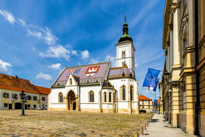 Kościół św. Marka w Zagrzebiu. Jego dach zdobią dwa herby ułożone z kolorowych dachówek.