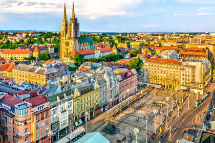 Panorama Zagrzebia z lotu ptaka. Na zdjęciu widać plac Bana Jelačicia i Katedrę z dwiema charakterystycznymi wieżami.