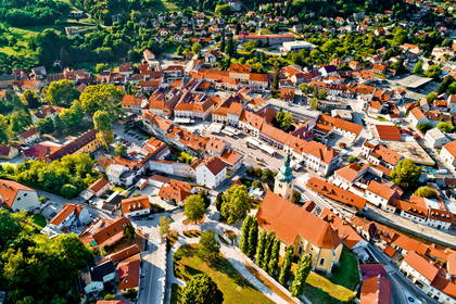 Zdjęcie z lotu ptaka przedstawia rynek, kościół i domy z pomarańczowymi dachami w chorwackim miasteczku Samobor.